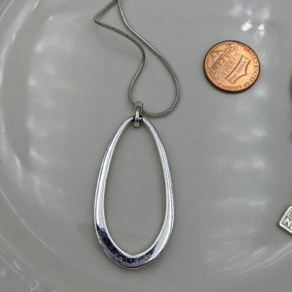 Leon Silver Tone Oval Circle Pendant Necklace - Picture 5 of 8